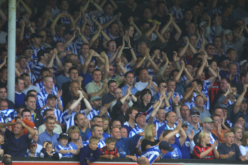 Crowd shows their appreciation, Cambridge Game 11 August 2001