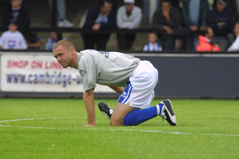 Danny Cullip warms up, Cambridge Game 11 August 2001