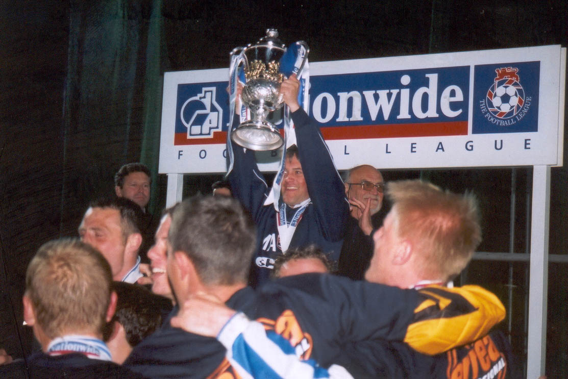 Micky lifts the trophy Chesterfield game 01 may 2001