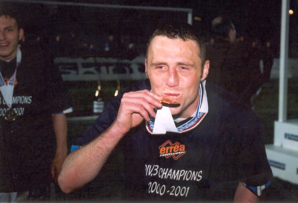 ?? Kisses his medal Chesterfield game 01 may 2001