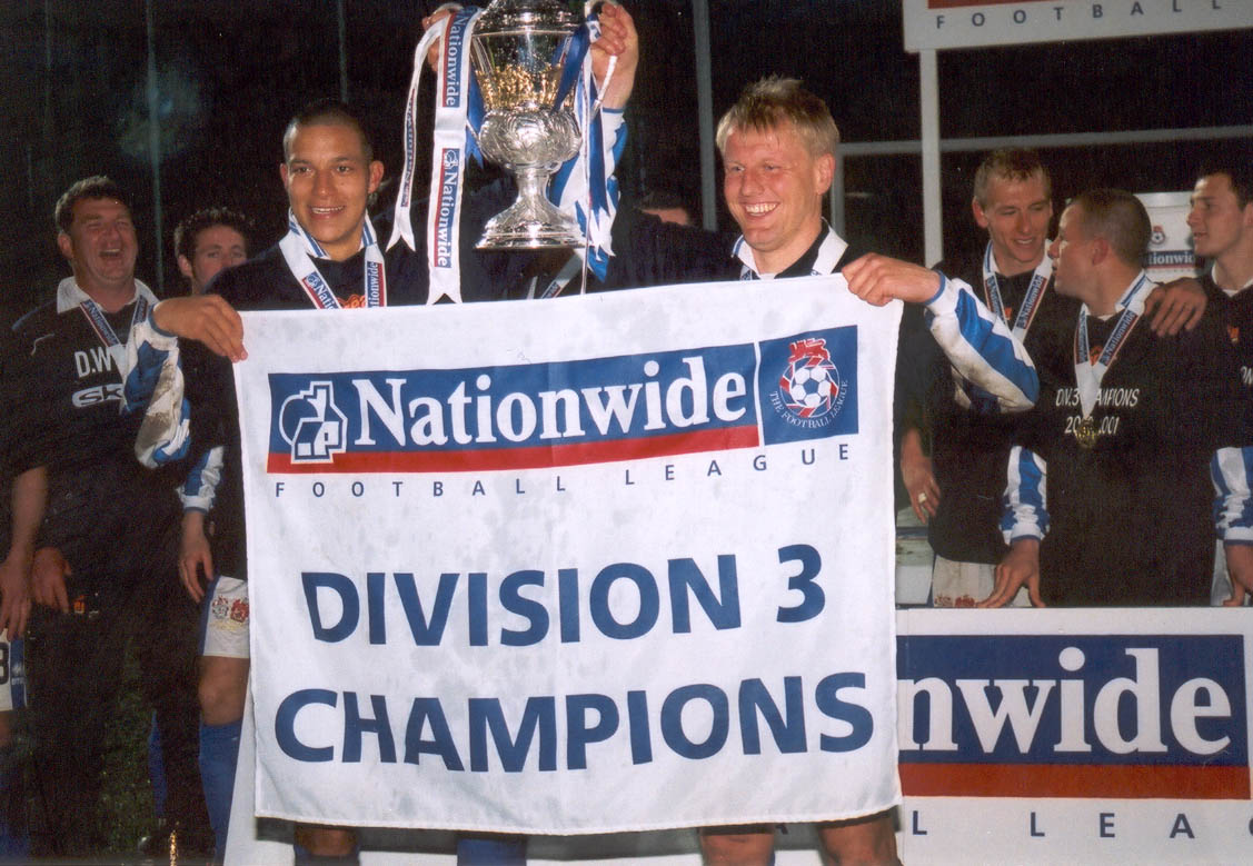 Zamora and Rogers with cup and flag closer up, Chesterfield game 01 may 2001