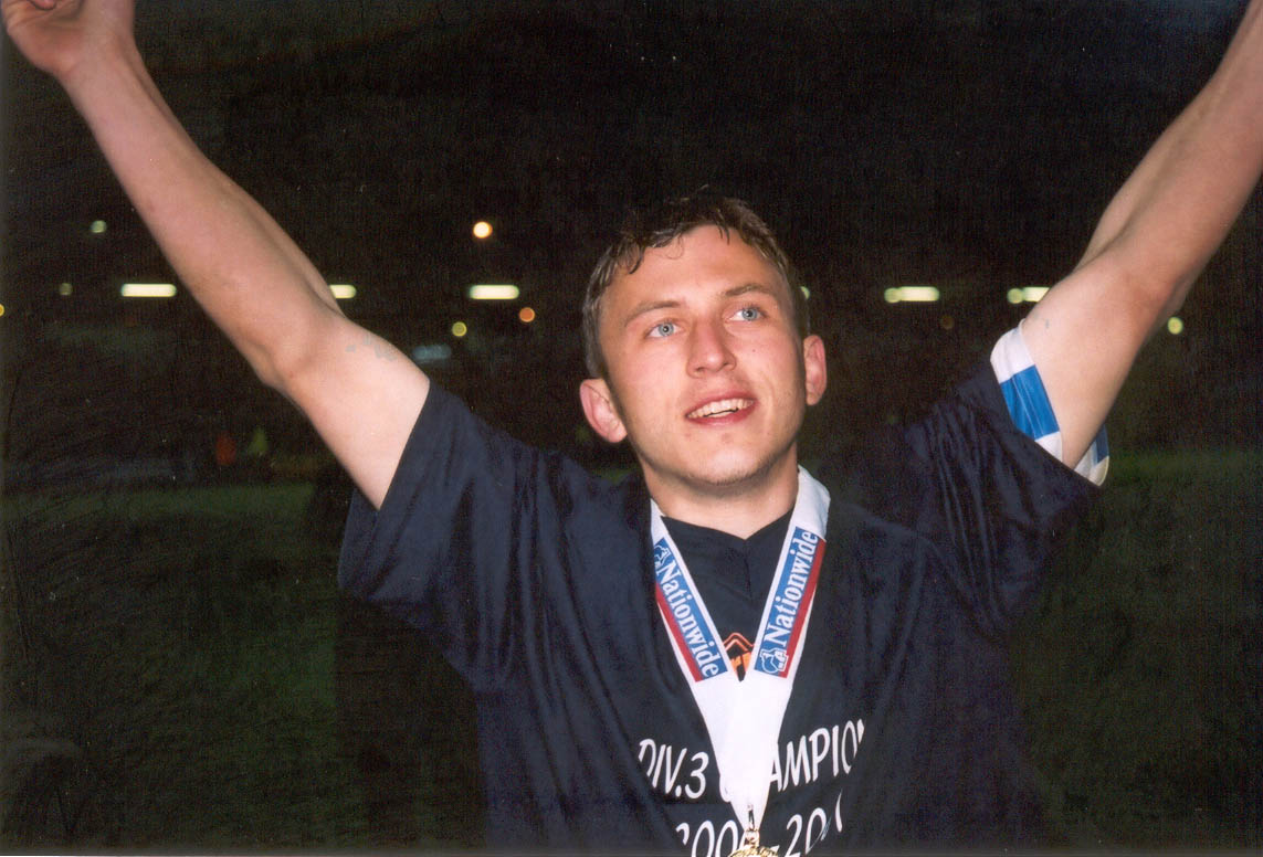 Gary Hart appreciates the crowd, Chesterfield game 01 may 2001