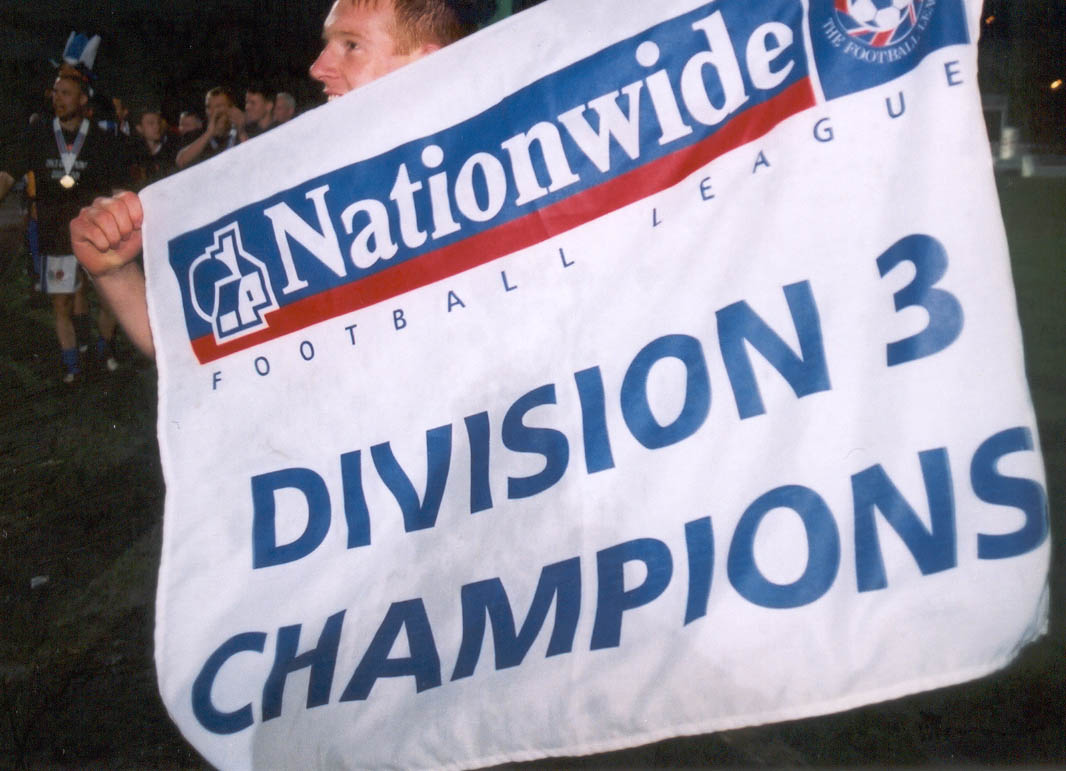 Kerry Mayo with the flag, Chesterfield game 01 may 2001