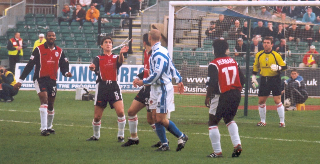 Darlington defend 16 April 2001
