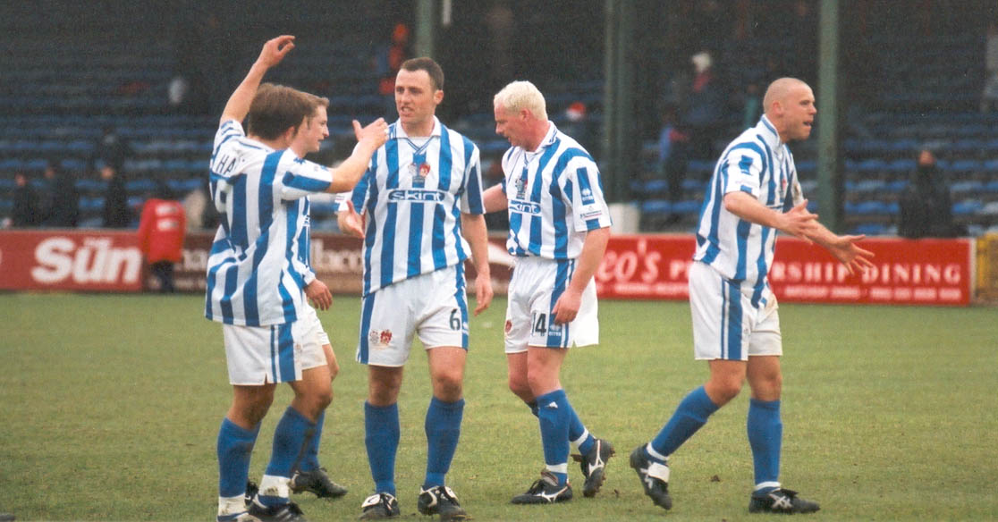 The lads congratulate each other at the end of the game, Leyton Orient game 03 march 2001