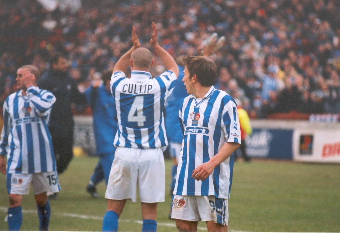 Cullip applauds the away support, Leyton Orient game 03 march 2001