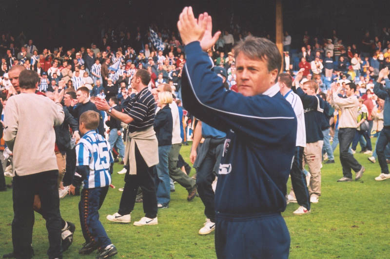 Micky applauds the fans, Shrewsbury game 05 may 2001