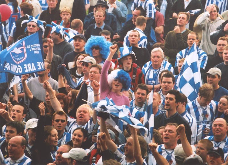 Crowd welcome the team back out, Shrewsbury game 05 may 2001