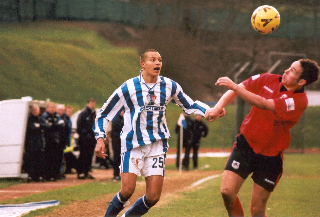 Zamora tries to chip the defender, the York game 24 February 2001